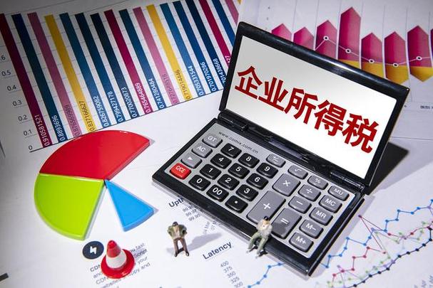 刚拿到营业执照的王老板在税务局门口连抽三根烟